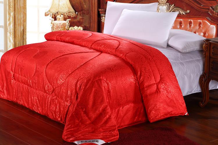 蚕丝被暖和吗？试试才能知道